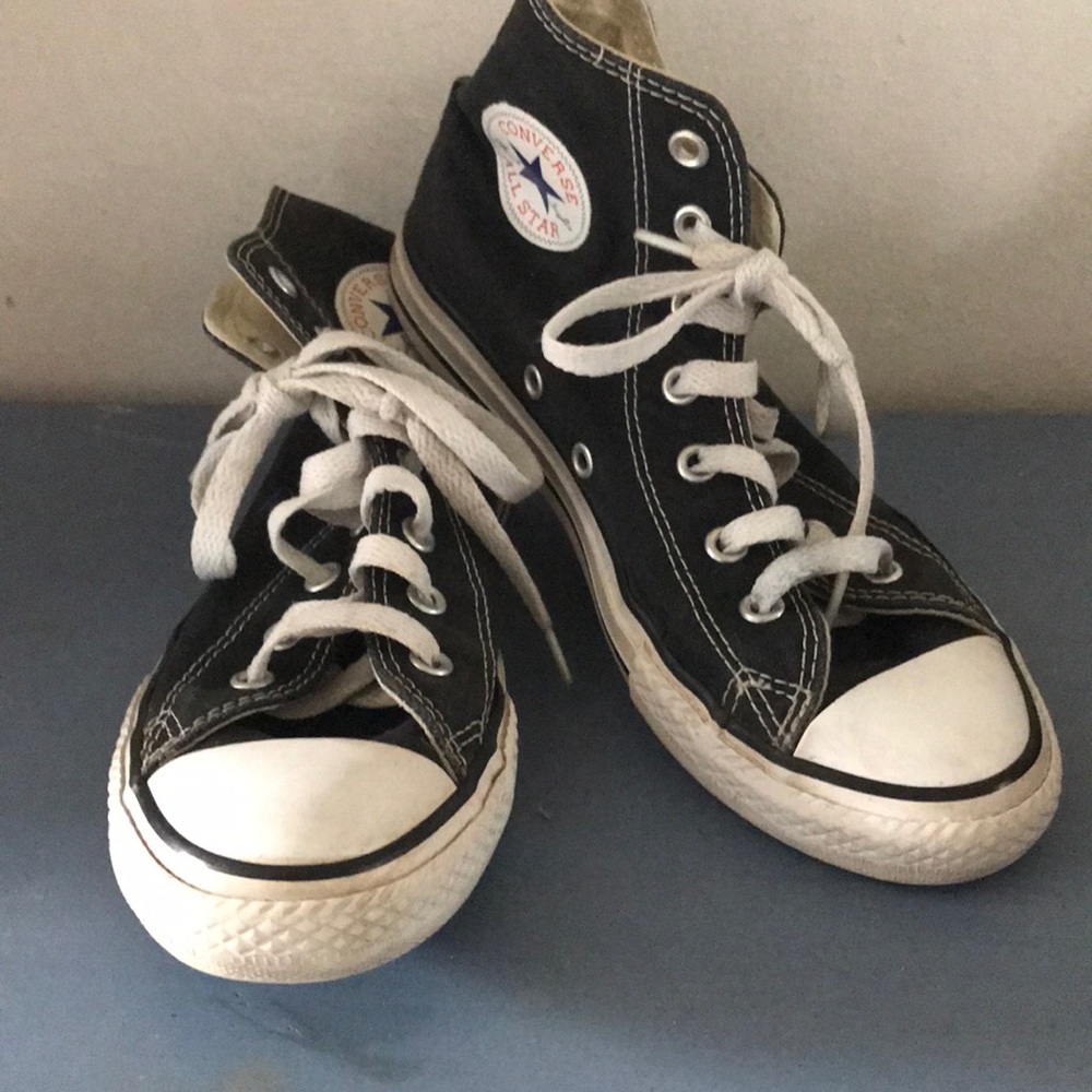 I’m selling black and white converse shoes